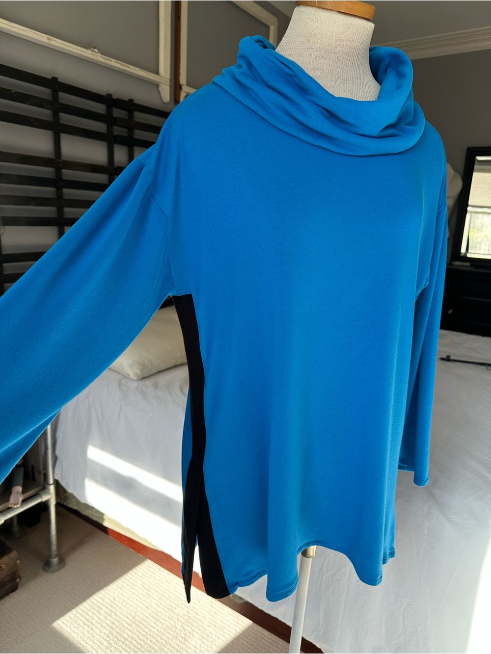 Chico's cowl neck Sweatshirt with Black Side Panels, size large (2)